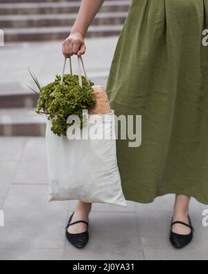 Femme portant un sac à provisions. Photo de haute qualité Banque D'Images