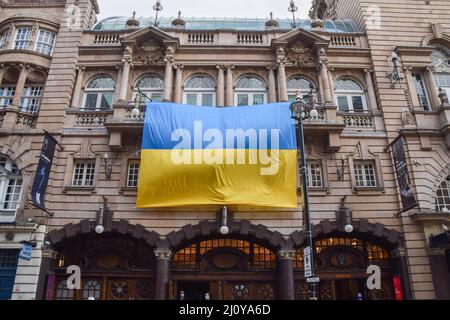 Londres, Royaume-Uni. 20th mars 2022. Un grand drapeau ukrainien est suspendu devant le théâtre du Colisée de Londres à Covent Garden en solidarité avec l'Ukraine, alors que la Russie poursuit son attaque. Crédit : SOPA Images Limited/Alamy Live News Banque D'Images
