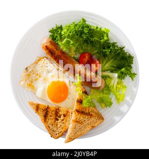 Vue de dessus des œufs frits avec saucisse, pain et légumes Banque D'Images