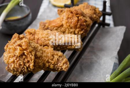 Plateau d'ailes de poulet frites, oignons verts. Photo de haute qualité Banque D'Images