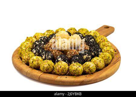 Boulettes de fromage épicées isolées sur fond blanc Banque D'Images