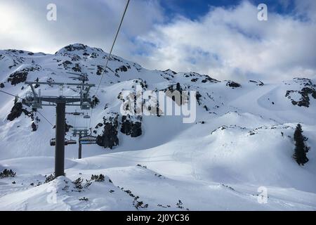 Région de ski autrichienne d'Obertauern vue depuis un télésiège au ciel bleu Banque D'Images