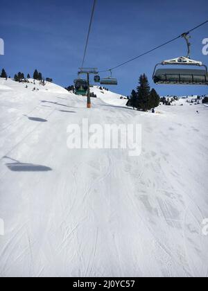 Région de ski autrichienne d'Obertauern vue depuis un télésiège au ciel bleu Banque D'Images