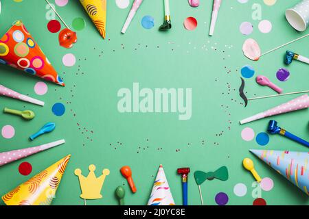 Cadre d'anniversaire multicolore éléments de fête fond vert. Photo de haute qualité Banque D'Images