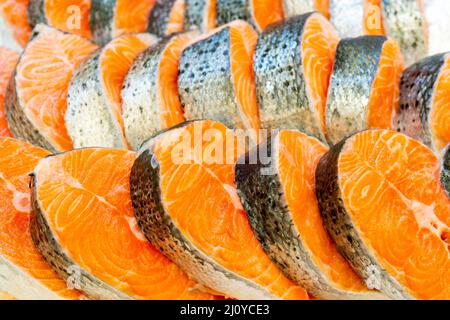 Pavé de saumon sur la lutte contre la glace dans un supermarché. Banque D'Images