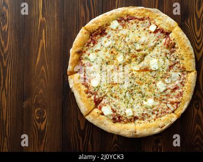 Pizza à quatre fromages avec Dor-Blue, parmesan, feta, origan, mozzarella, sauce tomate, Banque D'Images