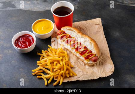 Vue en grand angle du repas de hot dog sur la table Banque D'Images