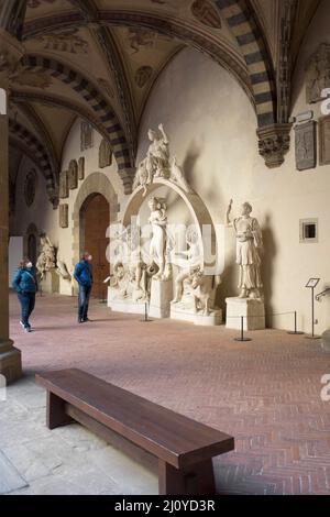 Fontaine pour la SALA Grande Sculpture dans la cour au Musée Bargello Florence Italie Banque D'Images