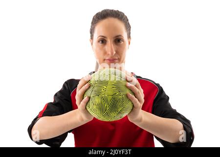 Portrait d'un jeune joueur de handball caucasien confiant tenant le ballon sur fond blanc Banque D'Images