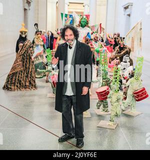 Londres, Royaume-Uni, 21st mars 2022. L'artiste Hew Locke devant 'la procession', qui est une grande installation avec de nombreux éléments différents. On peut voir l'influence de la culture indienne et indo-caribéenne, y compris de nombreux éléments de carnaval. Selon Locke, 'la procession' n'est pas un manuel historique, mais plutôt un 'poème étendu de références et d'images contrastées. La Commission Tate Britain annuelle a été entreprise par l'artiste guyanais-britannique Hew Locke avec 'la procession'. Credit: Imagetraceur/Alamy Live News Banque D'Images