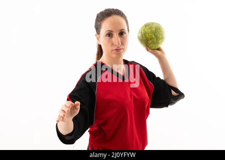 Portrait d'une jeune femme caucasienne tenant le ballon jaune sur fond blanc Banque D'Images