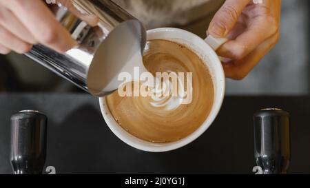 Vue de dessus Barista homme verse des tasses de café au lait. Photo de haute qualité Banque D'Images