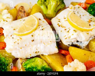 Morue de poisson cuite au four avec des légumes - alimentation saine alimentation saine. Marbre blanc clair Banque D'Images