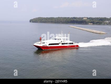 Service de catamaran rapide Red Jet quittant la médina, Cowes, Isl of Wight Banque D'Images