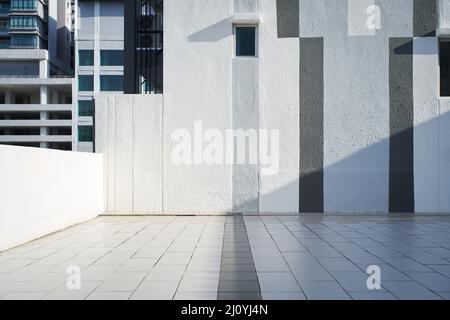 Sol avec murs à rayures blanches, grises et noires Banque D'Images