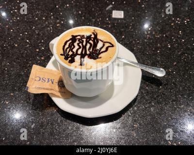 orlando, FL USA - 11 octobre 2021 : un délicieux latte au chocolat servi sur le bateau de croisière MSC Divina à Port Canaveral, Floride. Banque D'Images