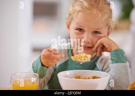 Je l'ai fait moi-même. Portrait d'une petite fille mignonne prenant le petit déjeuner à la maison. Banque D'Images