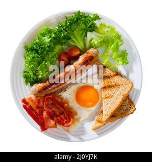 Vue de dessus des œufs frits avec bacon, saucisses et toasts Banque D'Images