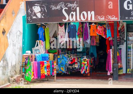 Hikkkaduwa, Sri Lanka. 2 mars 2018. Vente de vêtements dans la rue. Banque D'Images