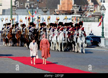 Bruxelles, Belgique. 21st mars 2022. La reine Mathilde de Belgique et Mme Doris Schmidauer au Paleizenplein à Brussel, le 21 mars 2022, pour la cérémonie d'accueil officielle lors de la 1st d'une visite d'État de 3 jours d'Autriche en Belgique Credit: Albert Nieboer/Netherlands OUT/point de vue OUT/dpa/Alay Live News Banque D'Images