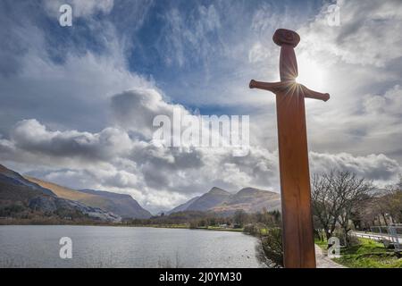 Sculpture de l'épée du roi Arthur Excalibur à Llanberis, parc national de Snowdonia, pays de Galles du Nord, Royaume-Uni. Banque D'Images