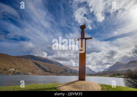 Sculpture de l'épée du roi Arthur Excalibur à Llanberis, parc national de Snowdonia, pays de Galles du Nord, Royaume-Uni. Banque D'Images