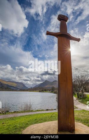 Sculpture de l'épée du roi Arthur Excalibur à Llanberis, parc national de Snowdonia, pays de Galles du Nord, Royaume-Uni. Banque D'Images