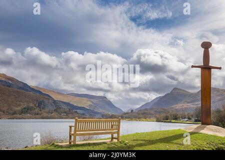 Sculpture de l'épée du roi Arthur Excalibur à Llanberis, parc national de Snowdonia, au nord du pays de Galles, au Royaume-Uni, près du lac Padarn. Banque D'Images