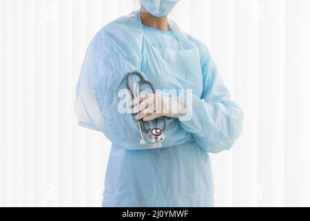 Vue de face une femme médecin portant des vêtements de protection. Photo de haute qualité Banque D'Images