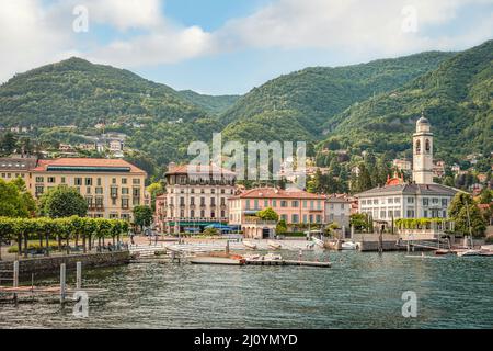 Front de mer de Cernobbio au lac de Côme vu du lac, Lombardie, Italie Banque D'Images