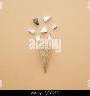 Concept de crème glacée avec des pièces de noix de coco de cône. Photo de haute qualité Banque D'Images