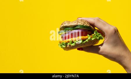 Hamburger frais délicieux avec espace de copie de viande veggie. Photo de haute qualité Banque D'Images