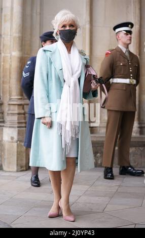 Debbie McGee arrivant pour le service de Thanksgiving pour la petite Dame des Forces Vera Lynn à l'abbaye de Westminster, Londres. Le chanteur et animateur a soulevé l'esprit des gens pendant la Seconde Guerre mondiale avec des chansons, y compris nous rencontrerons à nouveau et les falaises blanches de Douvres. Elle est décédée en juin 2020, âgée de 103 ans. Date de la photo: Lundi 21 mars 2022. Banque D'Images