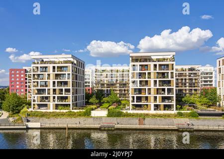 Immeuble moderne de nouvelle construction sur le front de mer dans le port d'Offenbach de Hesse: Développement d'un nouveau Banque D'Images