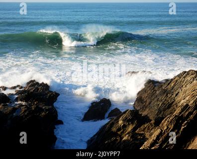 Les vagues se brisent au large de Towan Head, Newquay, Cornwall. Banque D'Images