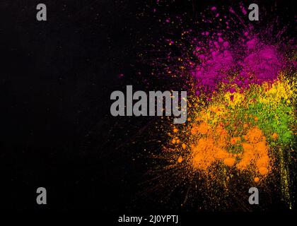 Explosion holi couleurs fond sombre. Photo de haute qualité Banque D'Images