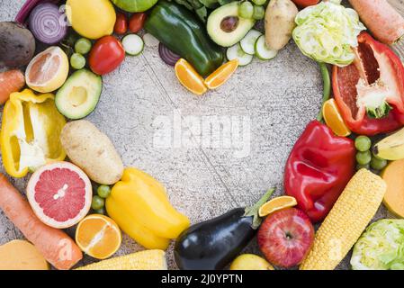 Forme de coeur avec toile de fond texturée de légumes colorés. Photo de haute qualité Banque D'Images