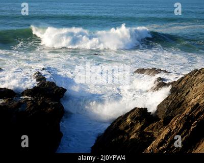 Les vagues se brisent au large de Towan Head, Newquay, Cornwall. Banque D'Images