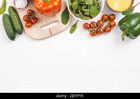 Vue en hauteur, légumes frais, bureau en bois blanc. Photo de haute qualité Banque D'Images