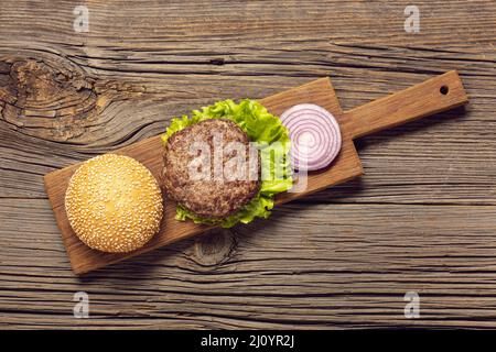 Plat déposer les ingrédients du hamburger planche à découper. Photo de haute qualité Banque D'Images