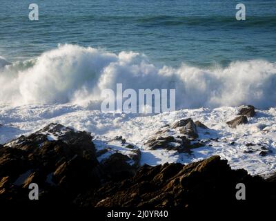 Les vagues se brisent au large de Towan Head, Newquay, Cornwall. Banque D'Images