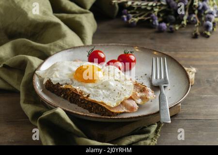 Petit déjeuner avec œufs, bacon, tomates, grand angle. Photo de haute qualité Banque D'Images