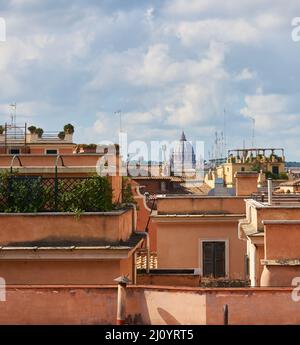 Vue sur le Vatican depuis une rue de Rome entre de beaux bâtiments anciens, en Italie Banque D'Images