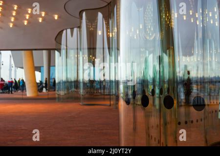 Visiteurs à l'intérieur de la salle de concert elbphilharmonie à Hambourg Banque D'Images