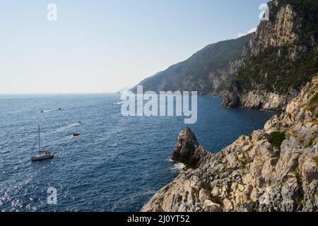 Vue de l'église Saint-Pierre à la grotte de Grotta di Lord Byron à Portovenere Banque D'Images