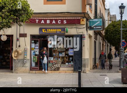 Felanitx, Espagne; mars 11 2022: Magasin de tabac dans une rue centrale de la ville de Mallorcan de Felanitx, où un client quitte l'établissement nous Banque D'Images