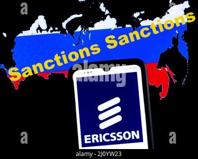 Allemagne. 21st mars 2022. Dans cette illustration, le logo Ericsson est affiché sur l'écran d'un smartphone avec un drapeau de la Russie sous la forme d'une carte du pays avec l'inscription sanctions. (Credit image: © Igor Golovniov/SOPA Images via ZUMA Press Wire) Banque D'Images