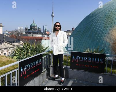 Berlin, Allemagne. 21st mars 2022. L'acteur AMÉRICAIN Jared Leto se tient sur la terrasse du toit de l'Hôtel de Rome lors d'une séance photo pour la projection du film 'Morbius'. Dans 'Morbius', Jared Lito incarne un antihéros dans l'univers de Marvel. Le film sera sorti le 31 mars. Credit: Jens Kalaene/dpa-Zentralbild/dpa/Alay Live News Banque D'Images