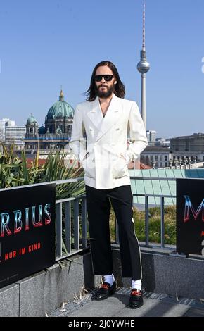 Berlin, Allemagne. 21st mars 2022. L'acteur AMÉRICAIN Jared Leto se tient sur la terrasse du toit de l'Hôtel de Rome lors d'une séance photo pour la projection du film 'Morbius'. Dans 'Morbius', Jared Lito incarne un antihéros dans l'univers de Marvel. Le film sera sorti le 31 mars. Credit: Jens Kalaene/dpa-Zentralbild/dpa/Alay Live News Banque D'Images