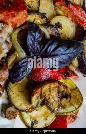 Ailes de poulet Buffalo à la sauce au poivre de Cayenne servies chaudes avec bâtonnets de céleri et bâtonnets de carottes avec sauce au fromage bleu pour immersion Banque D'Images